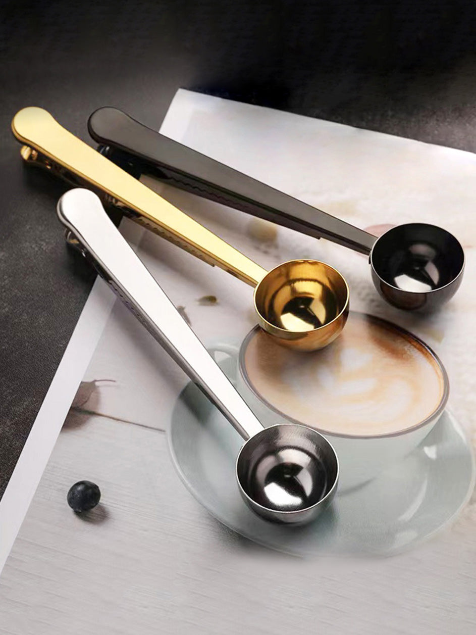 Multifunctional spoon/bucket and clamp in one