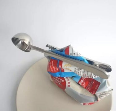 Multifunctional spoon/bucket and clamp in one