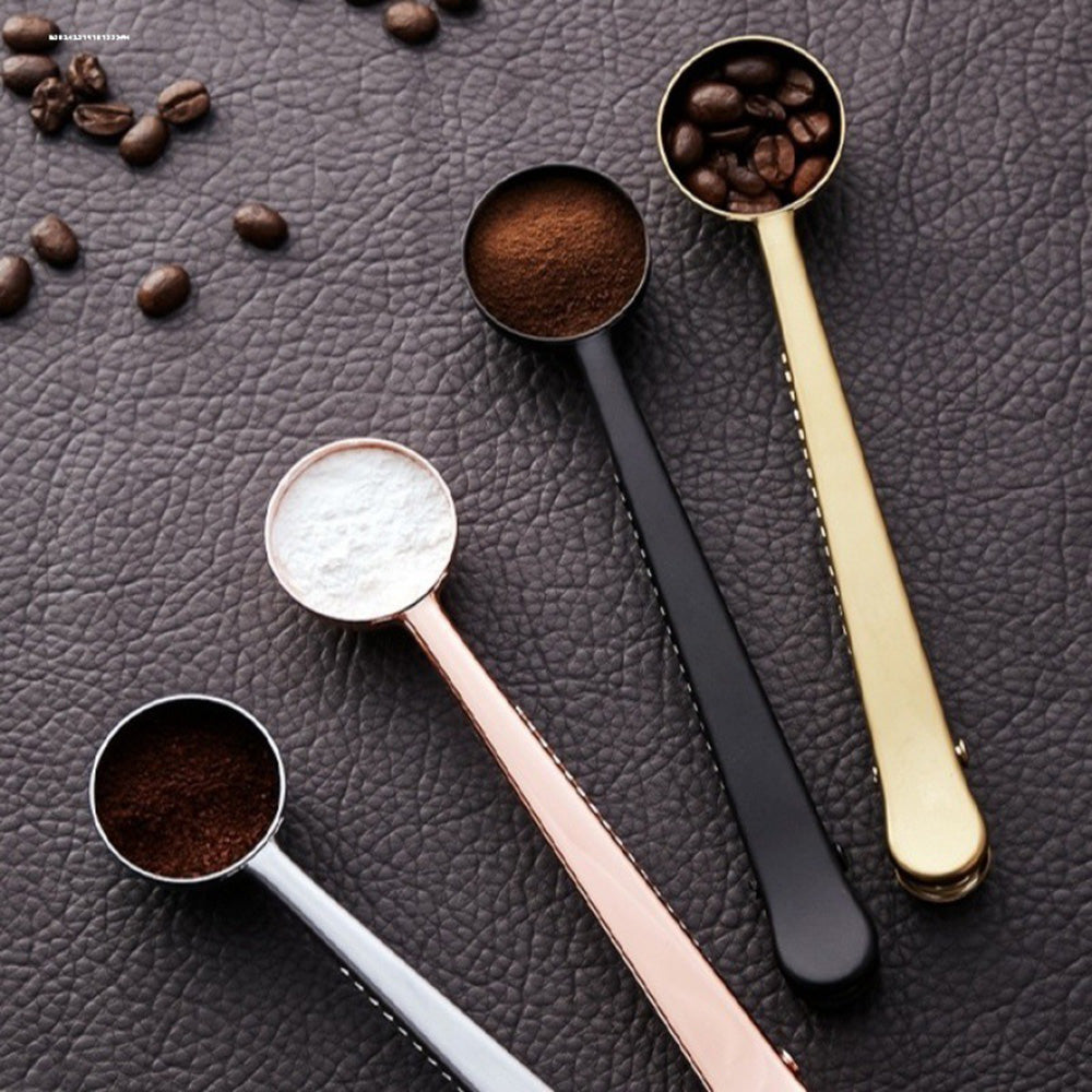 Multifunctional spoon/bucket and clamp in one